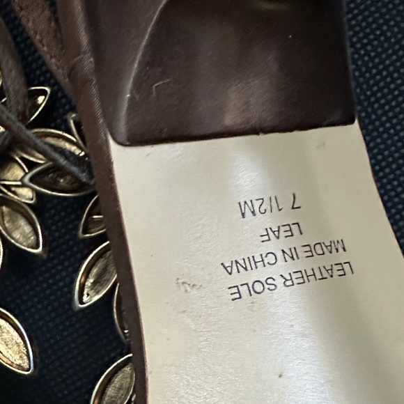 Valerie Stevens Tan Sandals with Gold Leaf Design - Picture 5 of 6